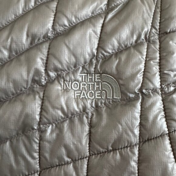 The North Face Women’s Gray Quilted Puffer Vest - Size S - Picture 5 of 7